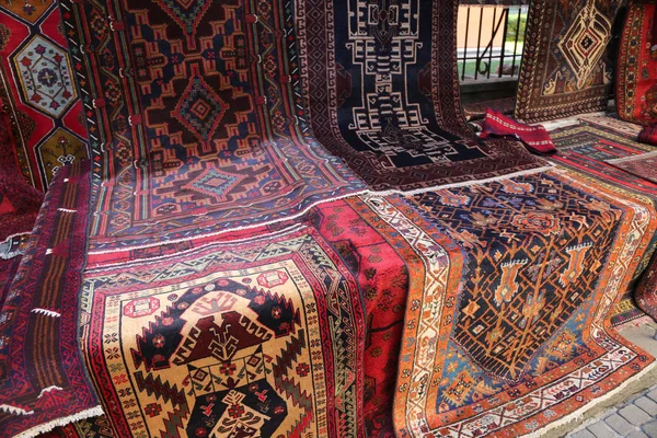 Many oriental carpets with geometric colors and designs for sale — Stock Photo, Image