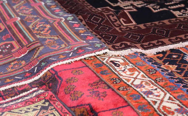 Восточные ковры с геометрическими цветами и дизайнами — стоковое фото