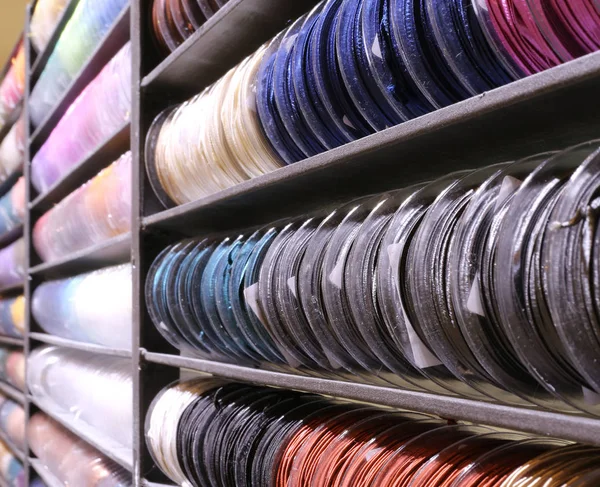 Rollos de cinta para la venta en los artículos para tienda de hobby y enteros — Foto de Stock