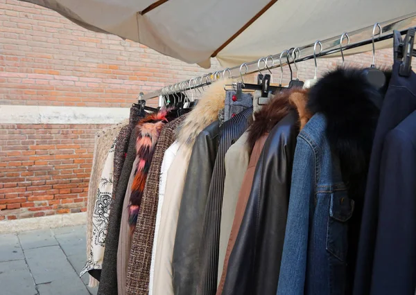 Použité oblečení k prodeji na bleším trhu venku — Stock fotografie