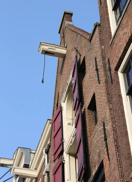 Amsterdam maison avec crochet près du toit pour transporter les meubles — Photo