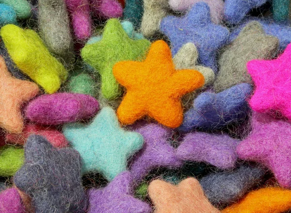 Фон из цветных войлочных звезд для рождественских украшений — стоковое фото