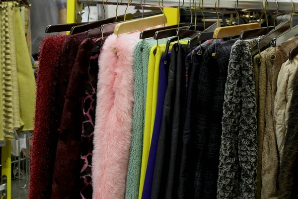 Ganci appendini con vestiti in un negozio di abbigliamento — Foto Stock