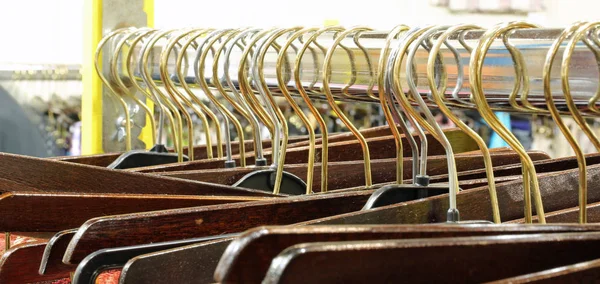 Muchos ganchos de suspensión con ropa en una tienda de ropa — Foto de Stock
