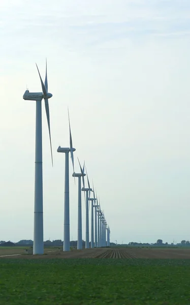 Turbiny wiatrowe do wytwarzania energii elektrycznej z siłą wiatru w t — Zdjęcie stockowe