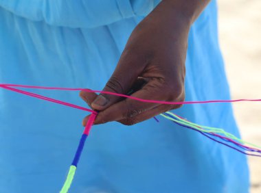 Afrikalı kadın h renkli kaplama ile bir saç modeli oluşturur