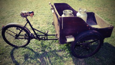 süt j taşımak için eski bisiklet ile eski ahşap sepeti