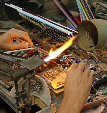 eş sıcak ateş ile çalışır