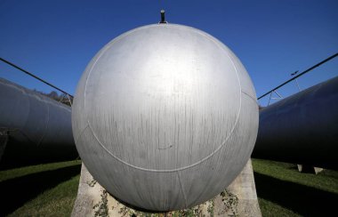 Bir geniş endüstriyel alanda benzin depolama tankları.