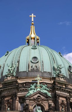 Altın çapraz Barok tarzı katedral kubbe üzerine