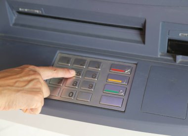 Kızın düğmeleri bir Atm makinesi klavye tuşuna basın