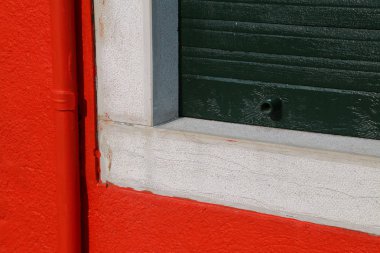 İtalyan bayrağı kırmızı yeşil ve beyaz renkleri ile ev