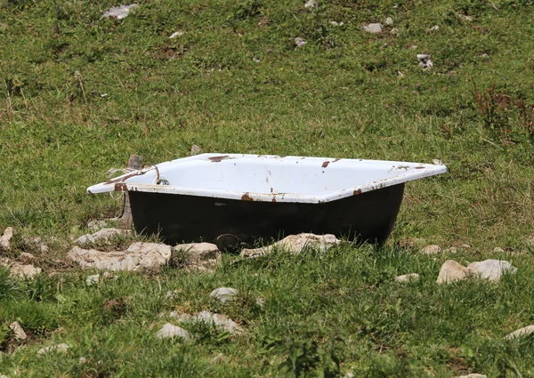 Abandoned bath in the field to water the cattle livestock — Stock Photo, Image