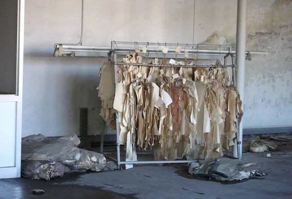 Opuštěné výrobní továrnu s zničené vzorky — Stock fotografie