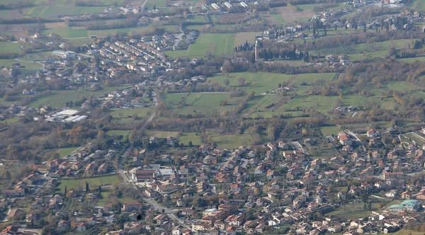 Widok z lotu ptaka małe miasta na równinie — Zdjęcie stockowe