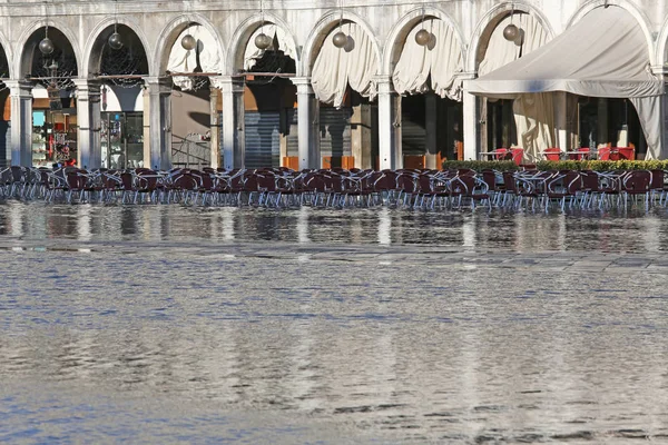 Alfresco bar in Saint Mark with high tide in Venice — Stock Photo, Image