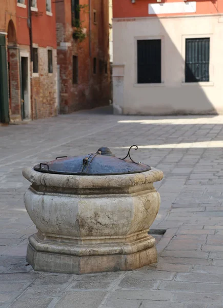 Antika sten väl i en square i Venedig — Stockfoto