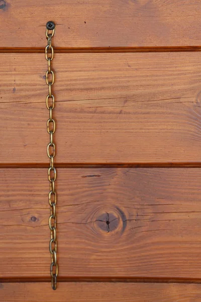 Fondo de madera con cadena metálica vertical y espacio para escribir — Foto de Stock