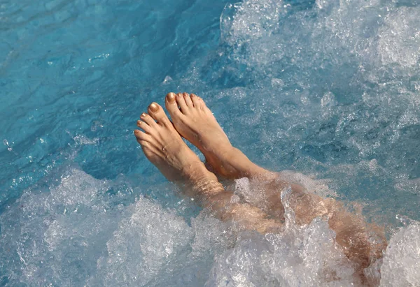 Die nackten Füße des Mädchens während der Hydromassage-Therapie — Stockfoto