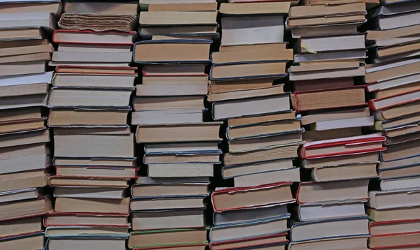 Livros de vários tamanhos para a preparação de examinatio universidade — Fotografia de Stock