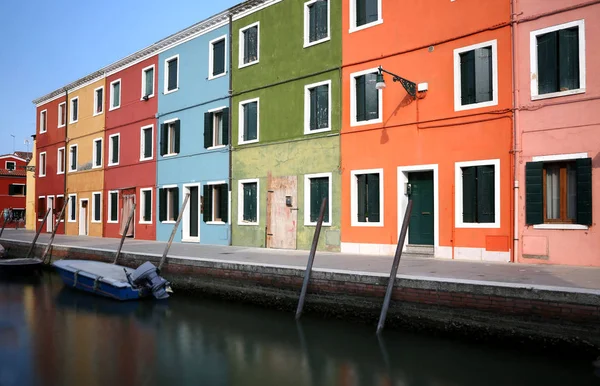 Kanál a barevnými domy ostrova Burano Benátky — Stock fotografie