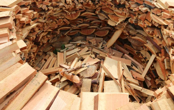 Circular wood-burning lumber with many pieces of cut wood — Stock Photo, Image