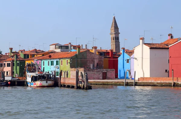 Barevné domy v Burano ostrov nedaleko Benátek — Stock fotografie