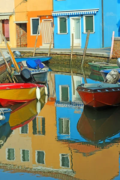 Casa colorata e barche a BURANO isola vicino a Venezia a Northen — Foto Stock