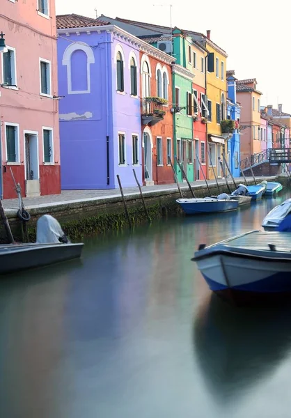 Casa colorida na ilha de BURANO perto de Veneza, no norte da Itália — Fotografia de Stock