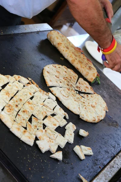 Koken terwijl de piadina op de hete plaat bakken — Stockfoto