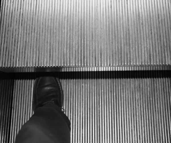 Elegante zapato para hombre en las escaleras mecánicas — Foto de Stock