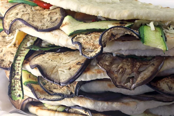 Tunnbröd med grillad aubergine och zucchini till salu — Stockfoto