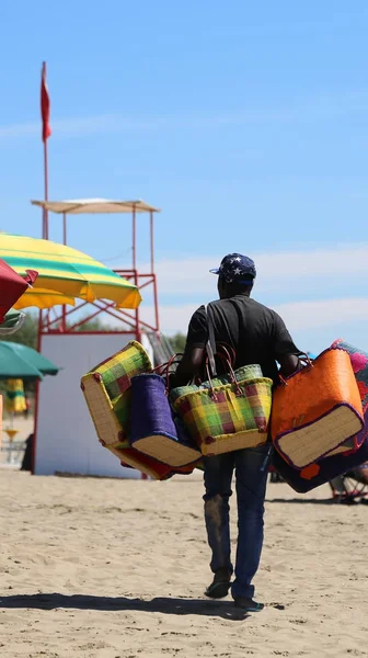 Handbag seller in tourist resort beach — Stock Photo, Image