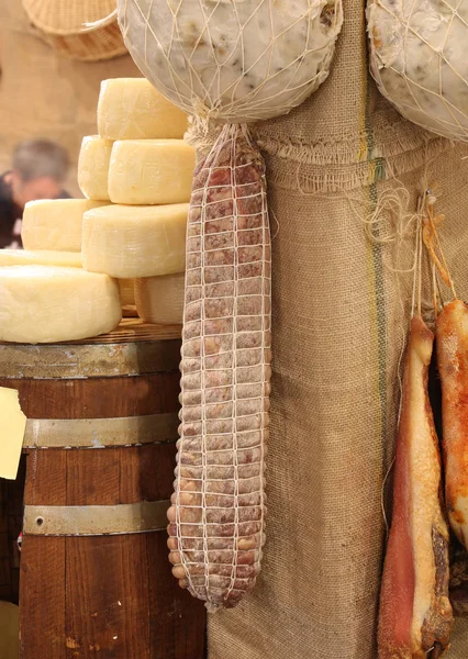 Závěsné salám a starý sýr v typické italské produkty s — Stock fotografie