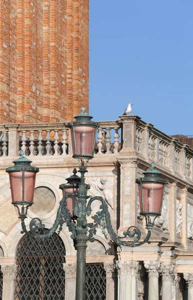 Исторические уличные фонари Венеции — стоковое фото