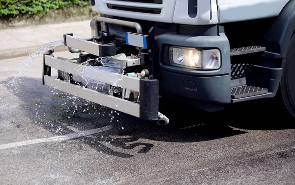 Caminhão industrial para limpeza de estradas durante a lavagem de asfalto na madrugada — Fotografia de Stock