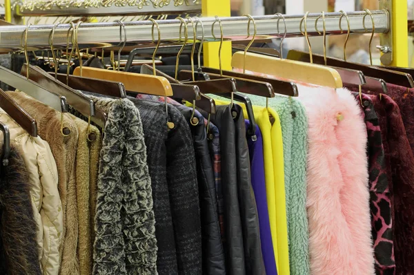 Ganci appendini con vestiti in un negozio — Foto Stock