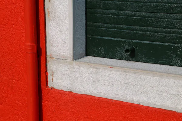 Hus med färgerna på italiensk flagg röd grön och vit — Stockfoto