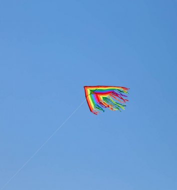 mavi gökyüzünde uçan yüksek yaz aylarında uçurtma