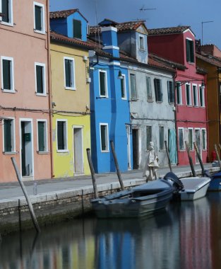Vic yakınındaki Burano uzun pozlama süresi nedeniyle hareketli tekneler