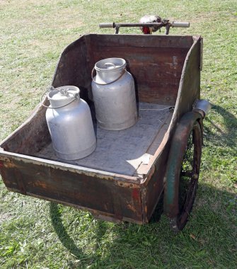 bir kez bir uzun zaman önce gelen sütçü BI ile kullanılan çok eski bisikleti