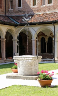 Antik Fransisken manastırda bir çimenlik içinde