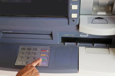 kadın bir ATM giv için klavye düğmeleri tuşuna basın