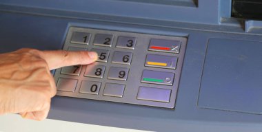 Atm klavyedeki gizli kodu yazarak kadın