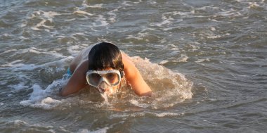 Dalış maske genç çocukla çalış