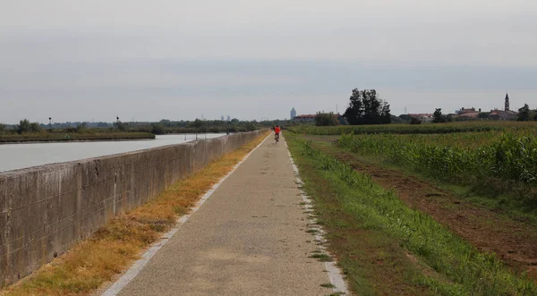 Longue piste cyclable dans la plaine — Photo