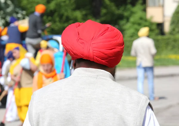 Человек с rossoturban во время религиозного сикхского события на — стоковое фото