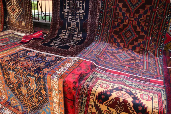 Muchas alfombras orientales con colores geométricos y diseños para la venta en —  Fotos de Stock