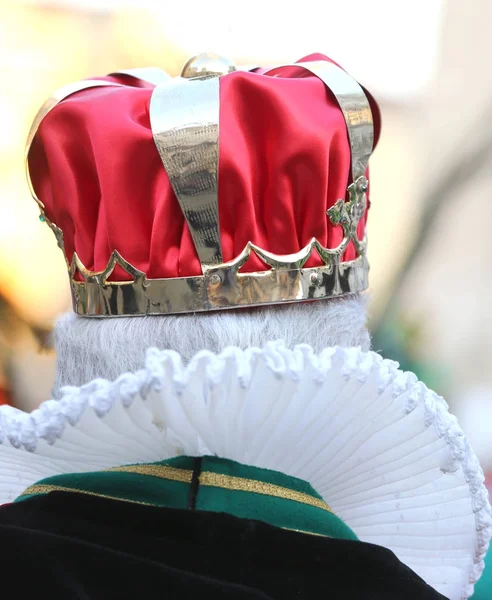 Viejo rey con la corona real fotografiada por detrás —  Fotos de Stock