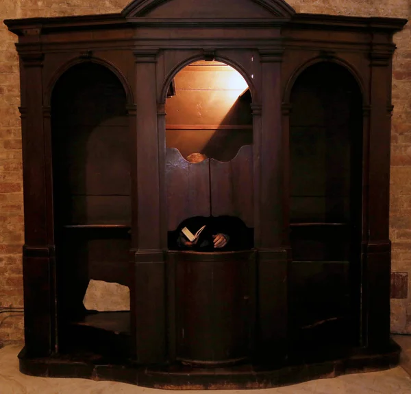 Old priest inside the confessional waiting for the faithful to c — Stock Photo, Image